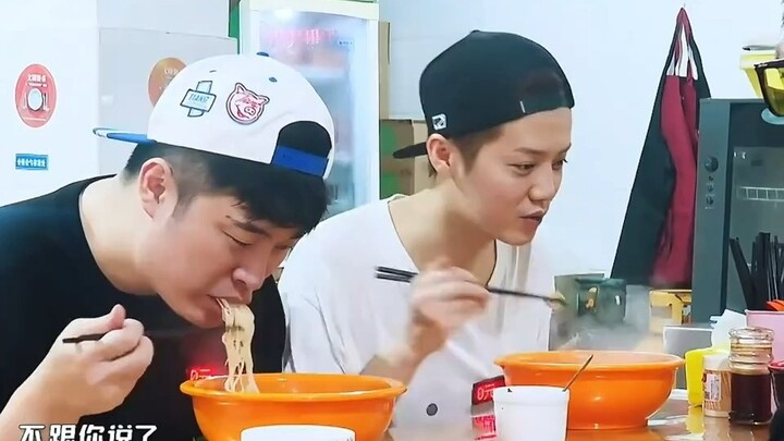 Lu Han's eyes are filled with longing for tripe. #Season1 #WuHa #