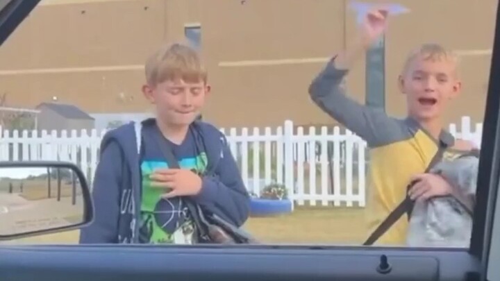 Trò đùa vui nhộn khi đón con tan học 😂
