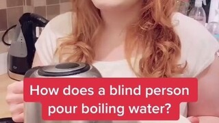 فتاة كفيفة توضح كيف تصب الماء المغلي، والآن هناك أجهزة إنذار خاصة مخصصة لذلك، هذا رائع حقًا!