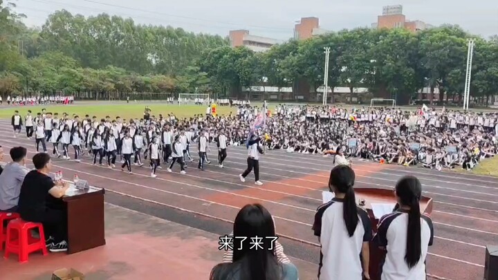 انجرفت مع التيار وكأنك جني في دورة الألعاب المدرسية!