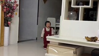 妹妹真的很想跟去玩，哭的好伤心哦，腿是短，但是倒腾的挺快的！