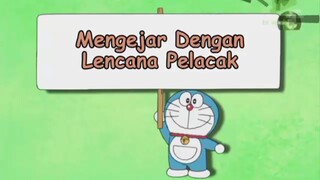 Doraemon mengejar dengan lencana pelacak