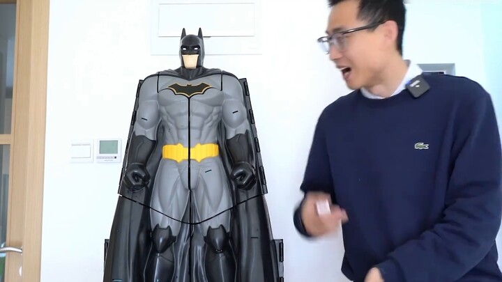 Tượng Batman cao gần 1 mét có thể biến thành căn cứ bí mật Batcave, mở ra tôi đã sốc