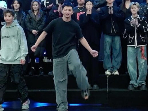 القرد الذي يأكل بسكويت الثلج يستطيع فعلاً رقص الهيب هوب، جيد جيد