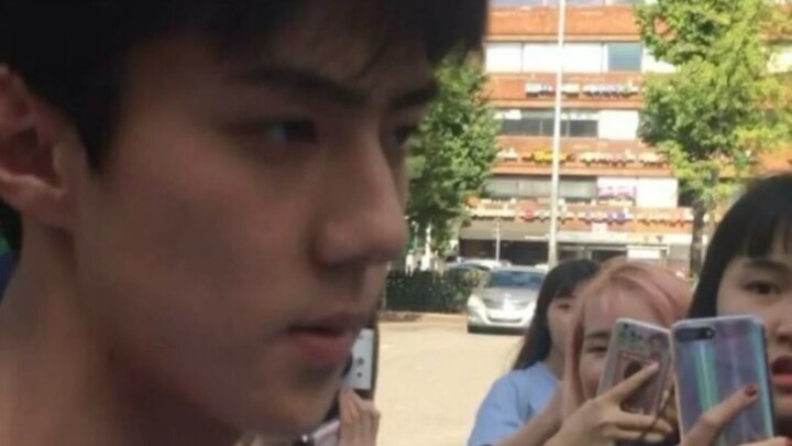 【Wu Shixun】Đẹp trai đến mức như ở một chiều không gian khác!