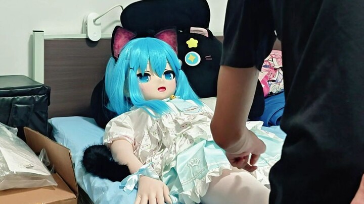 แอบแต่งคอสเพลย์ ทันใดนั้นเพื่อนร่วมห้องก็กลับมาพอดี เลยนอนลงทำเป็นตุ๊กตาไซซ์เท่าตัวจริงเพื่อผ่านไปอย