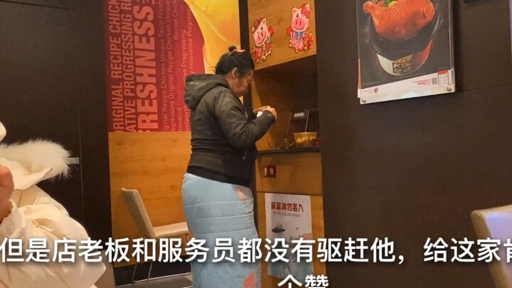 Di Beijing, secara tak sengaja bertemu dengan seorang ibu pengemis di KFC; di tengah musim dingin ia