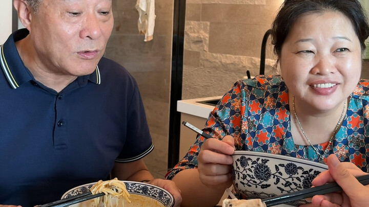 الحَمِي: ما تختشِفلي بطن الخنزير من كنّتي!