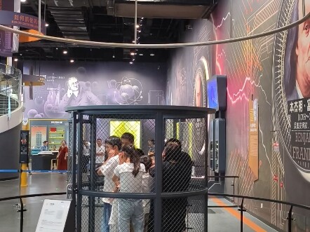 Thí nghiệm lồng Faraday tại bảo tàng khoa học mới tỉnh Hà Nam: Xem xong mà không cười thì có thể chẩ