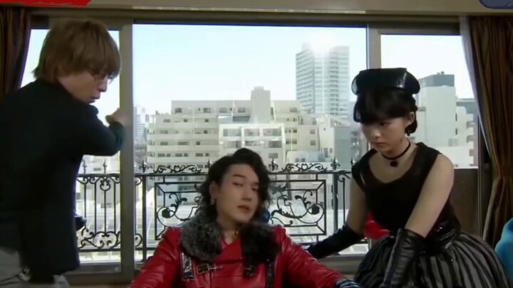 <Kamen Rider> Cậu vừa nói gì cơ? Có những con robot khổng lồ đang chiến đấu bên ngoàiXem thêm