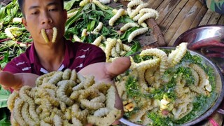 Gỏi Sâu Tằm Món Ăn Dân Dã Tây Bắc. Eat Sikworm. Nhịp Sống Tây Bắc | Trai Rừng TV