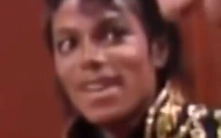 你迈听别人唱歌时的表情 笑死