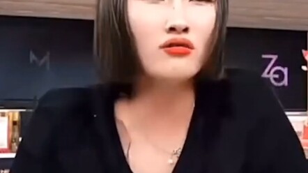 พิธีกรหญิงของ Watsons ด่าลูกค้าในไลฟ์สดจนติดเทรนด์ พิธีกรคนดังกล่าวเป็นบุคลากรจากองค์กรภายนอก