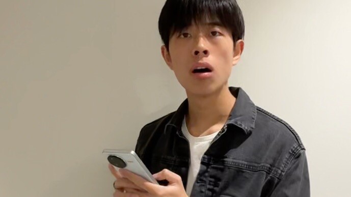 Seorang pria lanjut usia menyiarkan langsung usahanya menabung untuk membeli jantung buatan. Benarka