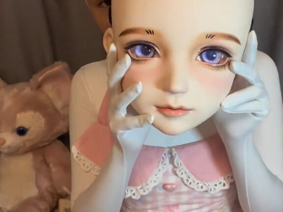 الجميع يتساءل باستمرار كيف تُرتَدّ القبعة.