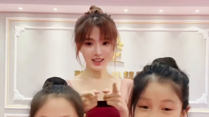 88-pound mother of four | 31-year-old mother accompanies 8-year-old daughter to dance class🩰