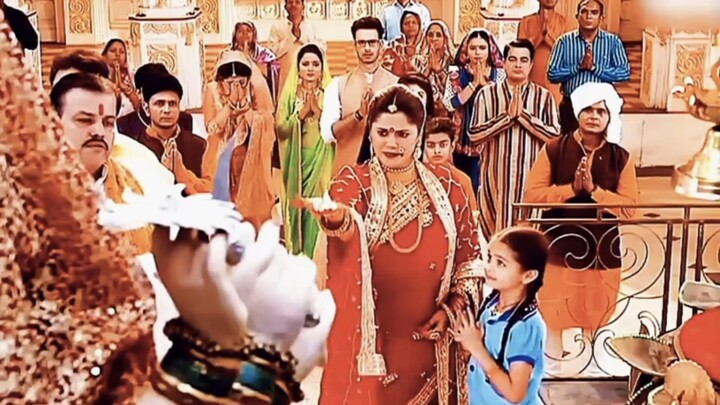 神婆冒着被烫的疼痛将蜡烛举在手中10分钟，只为了在信徒面前展现她的神力！