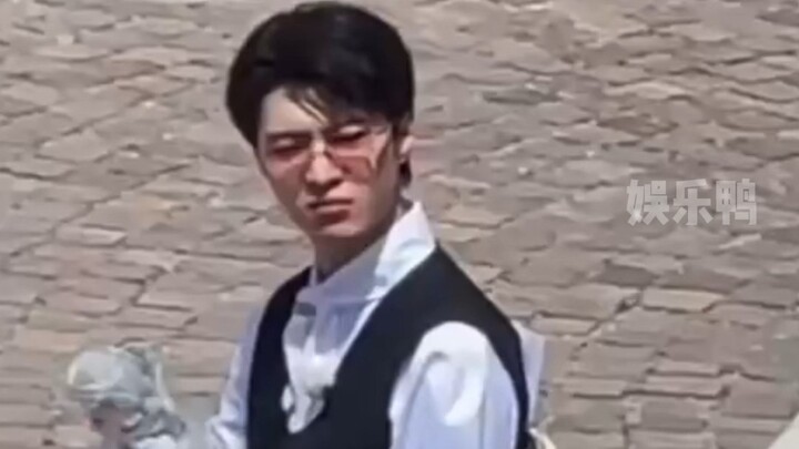 Fan Chengcheng dan Bai Lu kompak mendekatkan wajah ke Yao Yitian sambil menggunakan skill ultimateny