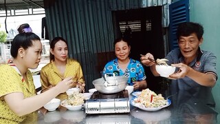 Tư nấu nồi cháo gà ấm lòng ngày mưa