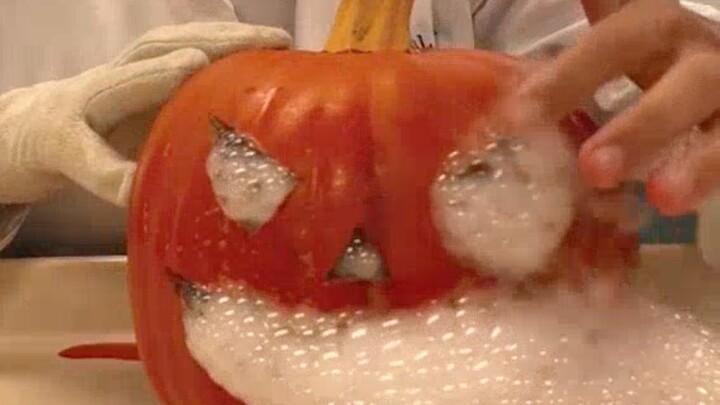 Dùng đá khô và nước để tạo ra một “quả bí ngô nôn mửa”, thầy giáo hóa học đã hoàn thành nghi thức đậ