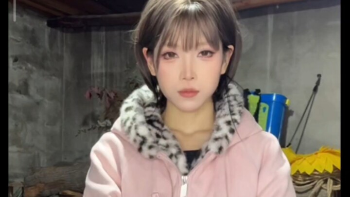 Note-Taking Beauty Yangyang Shows You What It Means to Be a Full-On, Physical Livestreamer—Promise M