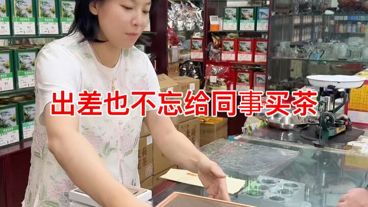 Many tea lovers who travel from afar not only buy tea for themselves but also bring some back for th