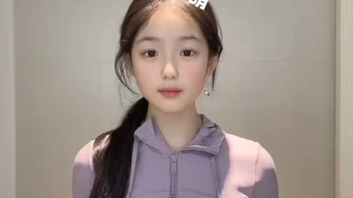 Dù tuổi còn nhỏ nhưng lại sở hữu khí chất thanh nhã và vóc dáng khoan thai vượt trội so với bạn bè c
