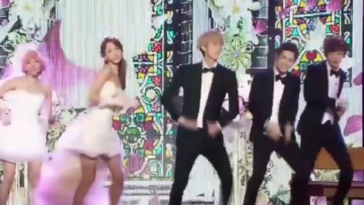 Girls' Generation - แต่งงานกับคุณ EXO เต้นกับ Girls' Generation นี่คงเป็นรอยยิ้มที่ปลอมที่สุดเท่าที่