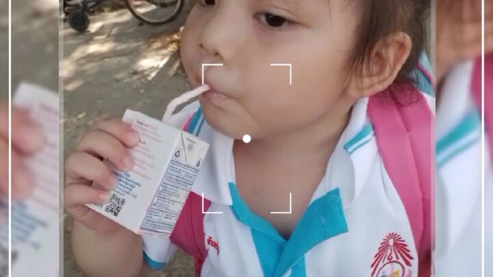 น้องกีต้าร์  ในชุดสวดมนต์