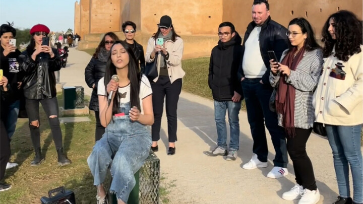 To promote Chinese culture, I returned to Morocco and sang a classic old Chinese song on the streets