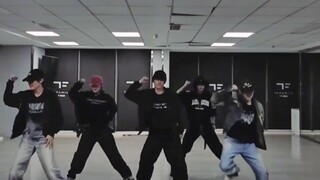 这种舞蹈很适合他们，公司等他们一周年过后给他们搞个这种舞蹈呗，但前提是在他们休息好的情况下，不然我们还是会心疼的。。。