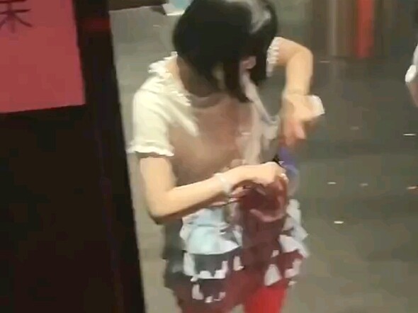 Thu vé của cô ấy đi, vì cô ấy không đạt tiêu chuẩn; mà không thu thì cũng có vẻ không ổn.