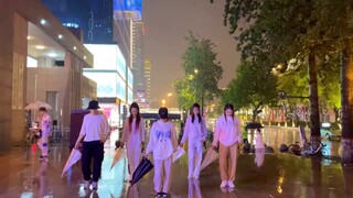 “如果你觉得撑伞没诚意，那我就淋着雨爱你”⬇️