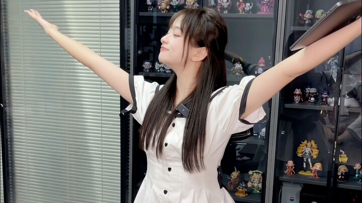 Chúng tôi cũng chẳng biết nữa～ Cô ấy đột nhiên quỳ xuống luôn rồi!