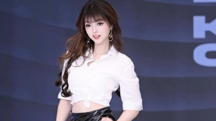 Shaking It Up — Exid’s Classic Look Gets a Revenge-Style Twist with Leather Skirt and Tall Boots