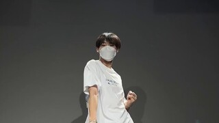 Shaking shoulders is so cool! [ITZY- WANNABE]