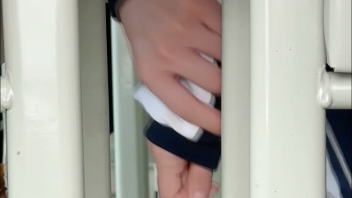 Aku meraih tangannya, seolah-olah aku meraih cahaya itu...