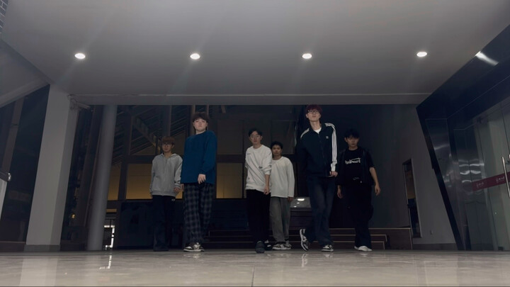 กว่าจะรวบรวมสมาชิกชาย 6 คนมาเตรียมโชว์งานเลี้ยงปีใหม่ได้ ทำยังไงดีนะ?