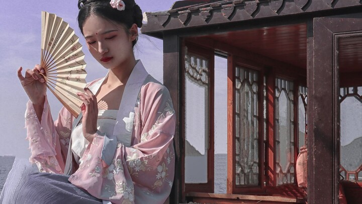 【อาเหมา】แต่งองค์ทรงเครื่องสีแดง — สามเดือนผ่านไป ดอกไม้ร่วงหล่นยังไม่สายเกินไป