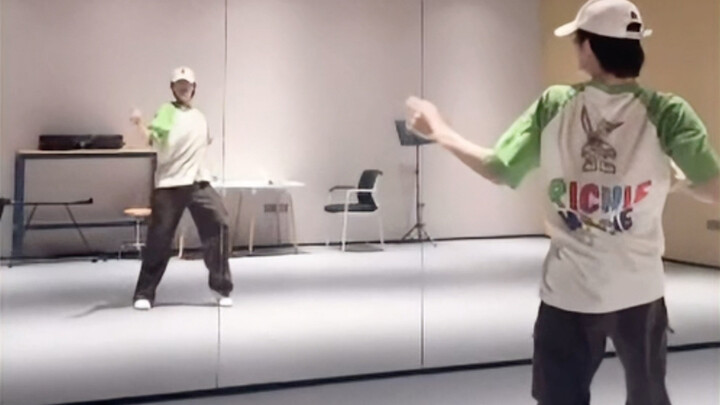 Su Xinhao Gao updates the "This is why I'm hot" practice room freestyle.