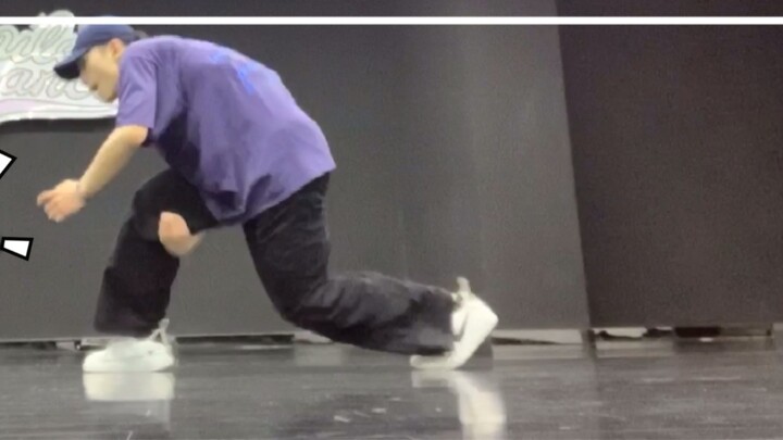 Sophomore students practice hiphop during summer vacation