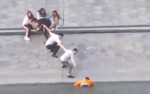 This scene is touching! People from Chaoyang jumped into the river to retrieve the national flag, an