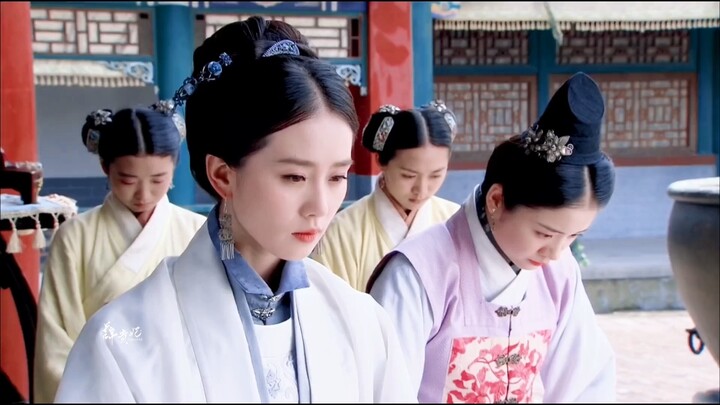 Apakah kamu yang bersusah payah memetik bulan dari langit hanya untuk kemudian menganggapnya terlalu