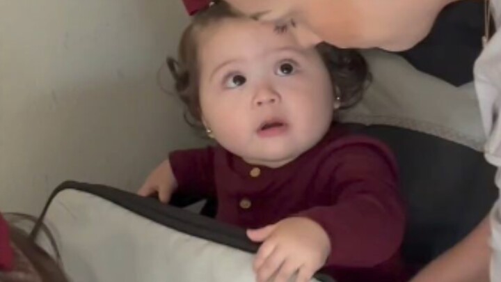 Saat ibu sedang mengerjakan pekerjaan rumah, bayi-bayinya terlihat sangat kecil.