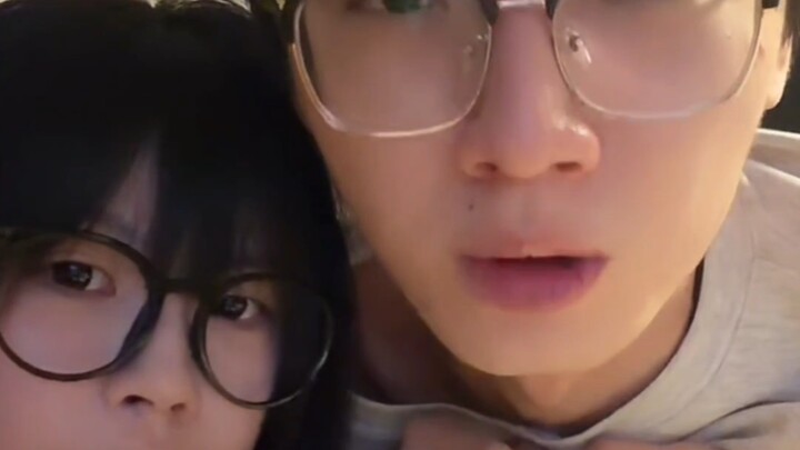 Merpati berusia sekitar 1 bulan, menanggapi isu terkini.