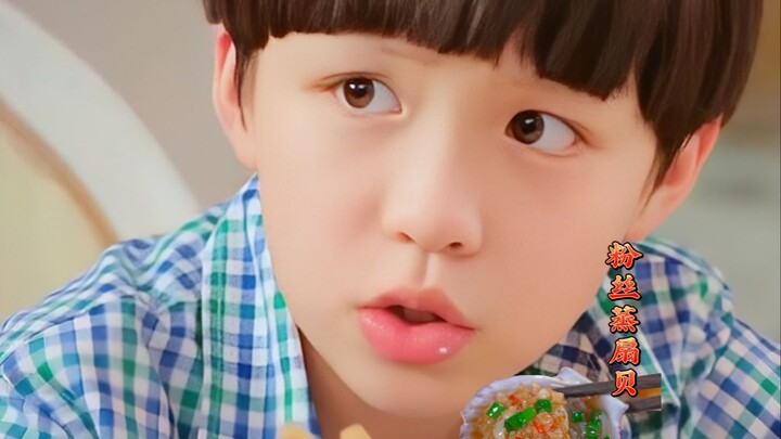 الطفل المشاغب يريد سرقة المحار من أخيه، فعلمَه الأخ درسًا قاسيًا!