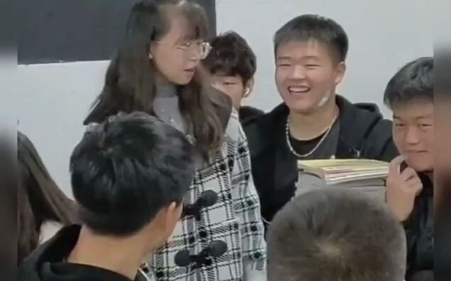 “Lên cấp ba rồi mà sao vẫn còn có thầy cô phiên bản chibi thế này”
