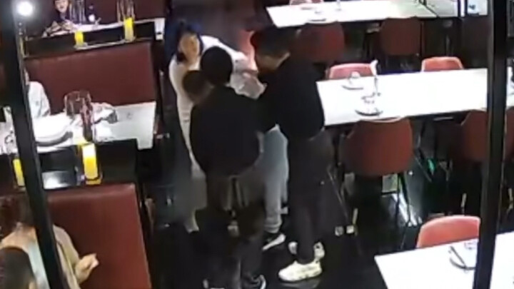 Khách hàng bị nghẹn khi đang ăn trong nhà hàng, cái ôm này đã cứu anh ấy!