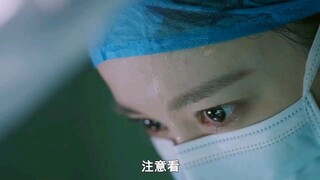 أثناء إجراء عملية جراحية، قطرت دمعة من عرق الطبيب المتدرب في عين المريض بالخطأ، وكاد ذلك يؤدي إلى إص