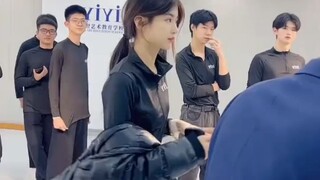 服表女生现场量身高体重，身高181体重100斤天生的当模特的料啊。